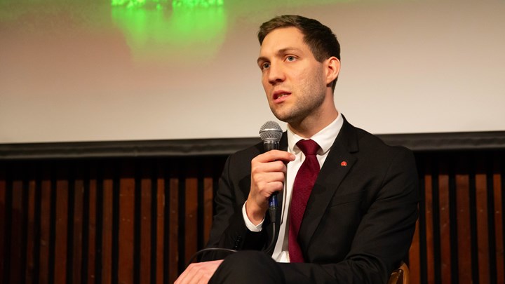 Klima- og miljøminister Andreas Bjelland Eriksen måtte se økte utslipp fra budsjett-enigheten i fjor høst, sammenlignet med Arbeiderpartiets opprinnelige forslag.