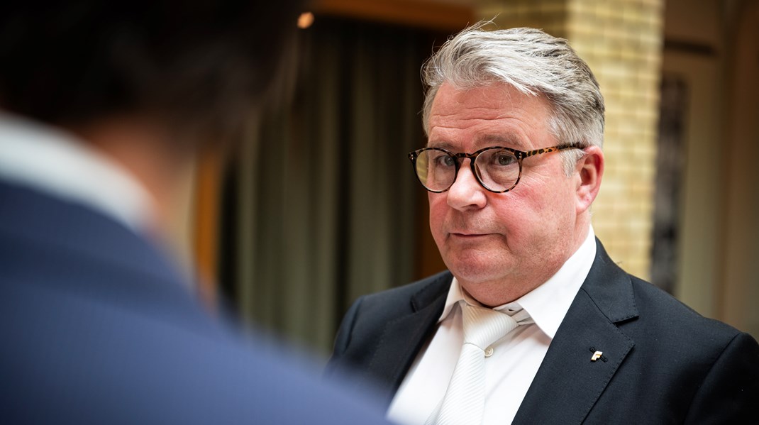 Leder for kontroll- og konstitusjonskomiteen, Per-Willy Amundsen (Frp), reagerer på statsrådens håndtering.