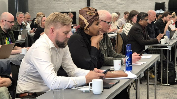 Audun Herning, Marian Hussein og Lars Haltbrekken lyttet til talen fra første rad.