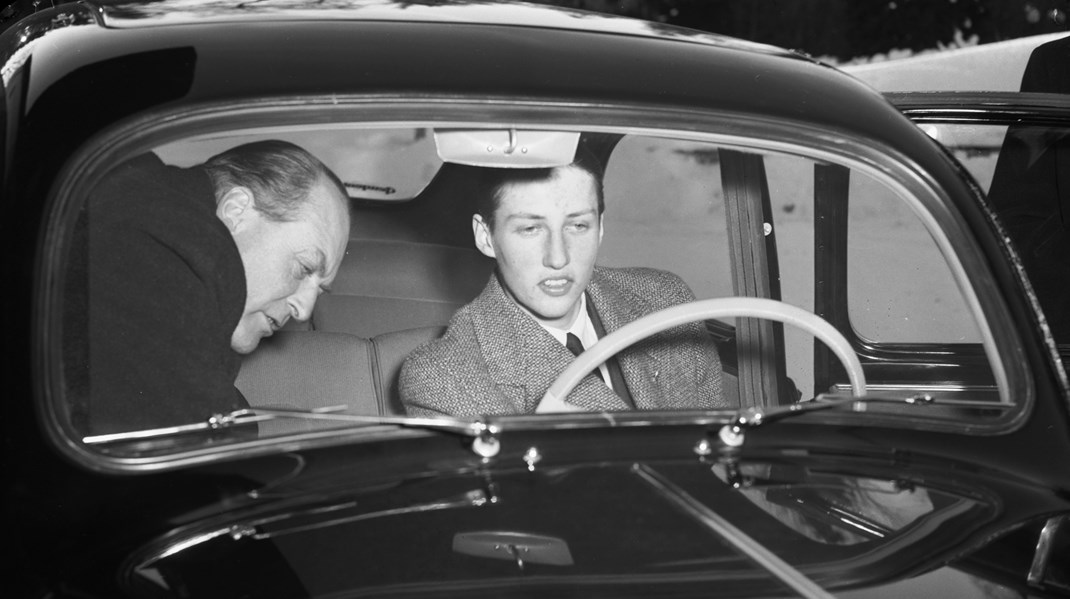 Kong Olav og prins Harald inspiserer Peugeot-bilen som prinsen fikk i 18-årsgave av Norsk Kongelig Automobilklubb i 1955. I den forbindelse ble to år gamle Husqvarna-motorsykkelen avskiltet og solgt. 