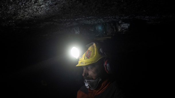 Både miljøvernere og industrien håper regjeringen snart ser lyset i gruvetunnellen. Verden og Europa trenger norske mineraler for å klare det grønne skiftet. Dette bildet er fra bunnen av Gruve 7 i Adventdalen på Svalbard.&nbsp;&nbsp;