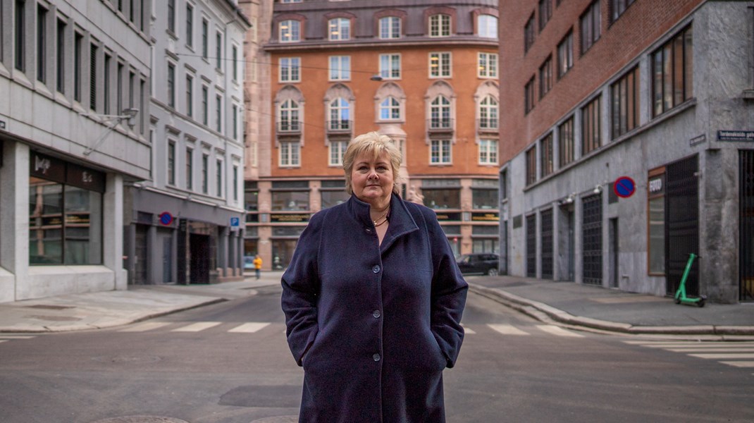 Erna Solberg (H) i pandemi-tomme gater i Oslo, mars 2023. Den daværende statsministerens tillitsvekkende håndtering av covid-19-pandemien, ga tydelige utslag på meningsmålingene, skriver forsker I ved Norce, Hilmar Rommetvedt.