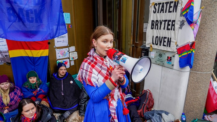 Aktivist Ella Marie Hætta Isaksen utenfor Olje- og energidepartementet fredag morgen.