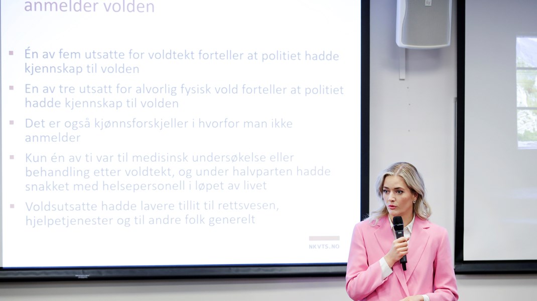 Det er høy
forekomst av alvorlig fysisk vold, partnervold og seksuelle overgrep i Norge,
og det mangler ikke på kunnskap om at
vold i nære relasjoner koster både enkeltpersoner og samfunnet dyrt. Det mangler
heller ikke på informasjon om at voldsutsatte kvinner ofte har høyere
sykefravær. Her fikk justis- og beredskapsminister Emilie Enger Mehl (Sp) NKVTS-rapporten
om vold og voldtekter i Norge.