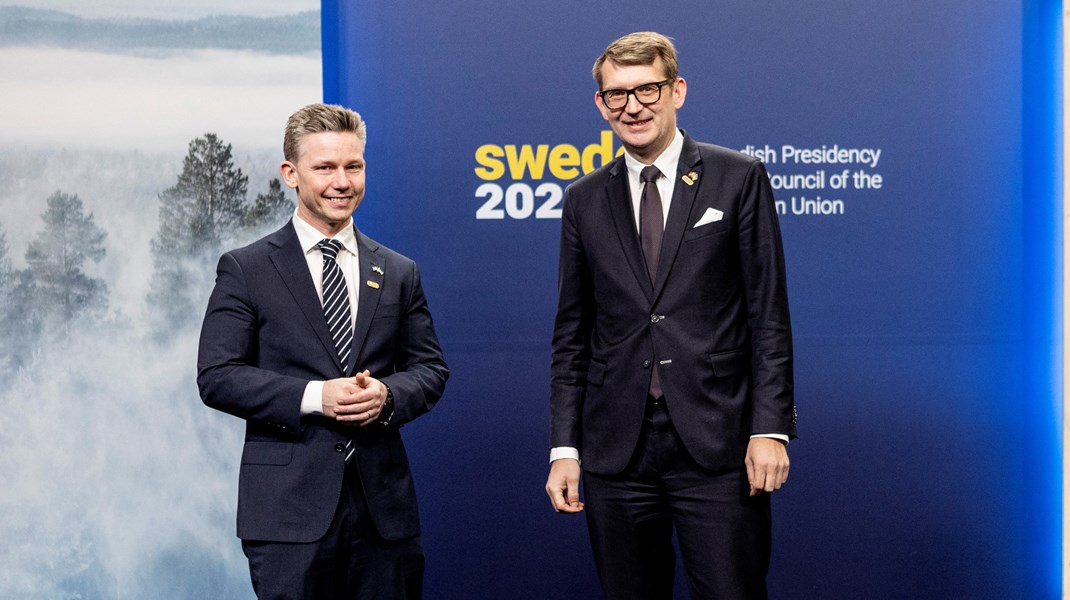 Danmarks fungerende forsvarsminister Troels Lund Poulsen (til høyre) er positiv til utviklingen av et felles europeisk forsvar. Her fotografert sammen med den svenske forsvarsministeren Pål Jonson (til venstre) i forbindelse med et EU-møte i Stockholm 8. mars i år.
