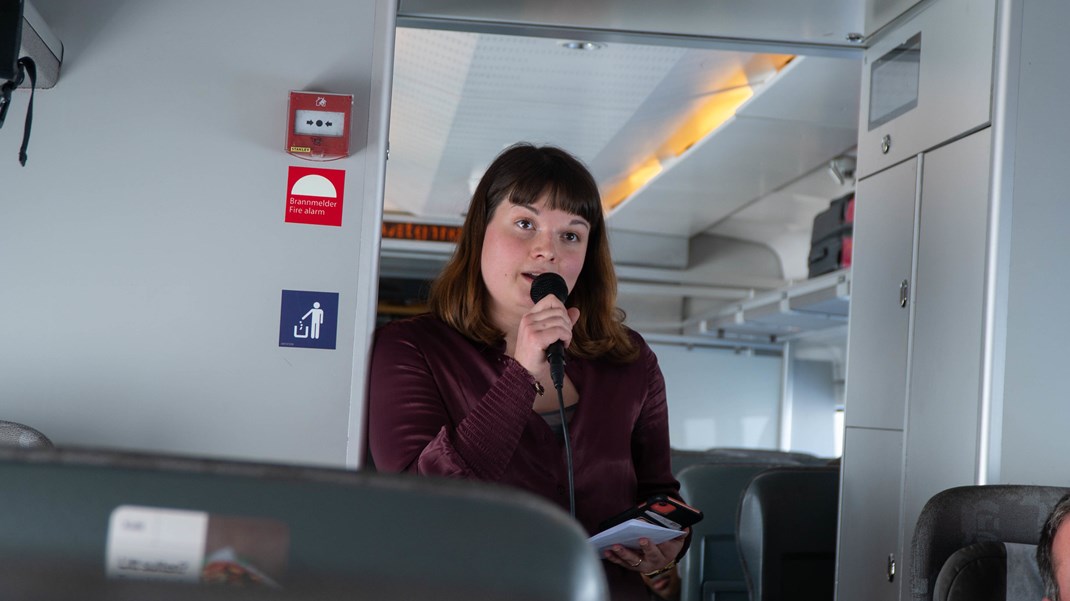 Nestleder Mina Rosenvinge delte nyheten om organisasjonen Folkeaksjonen Leve Havet på toget til Bergen onsdag.