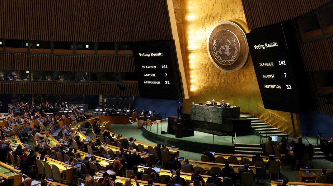 FNs generalforsamling stemte i februar over ein resolusjon som fordømer invasjonen &nbsp;av Ukraina. Flest av landa som «sit på gjerdet» er afrikanske, skriv Bård Vegar Solhjell.&nbsp;