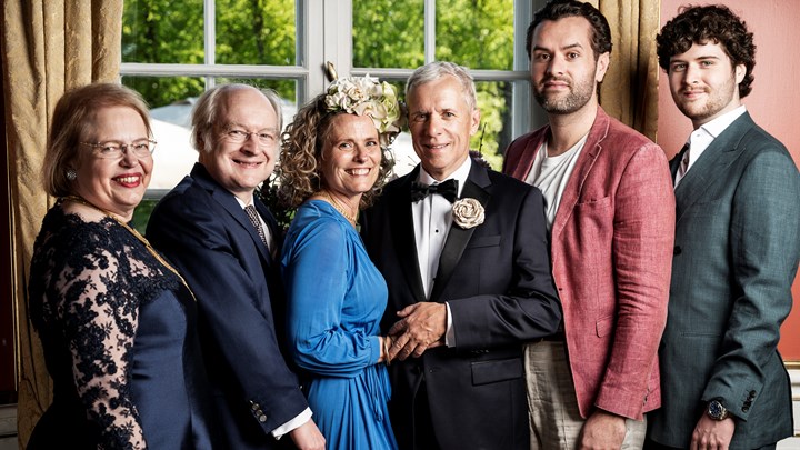 Rasmus Nielsen og Karen Kristiansen-Stuart sammen med brudgommens svigerinne og bror, Hannah Kain og Jakob Nielsen. Kain var på 80-tallet en kort periode på Folketinget, og er i dag leder og eier av supplykjede-virksomheten ALOM Technologies. Jakob Nielsen er partner i Nielsen Norman Group. Til høyre for brudeparet er Rasmus Nielsens to sønner, gründer og tidligere annonsesjef i Alrow Media, Oskar Herrik Nielsen, og lege ved Rikshospitalet, William Herrik Nielsen.