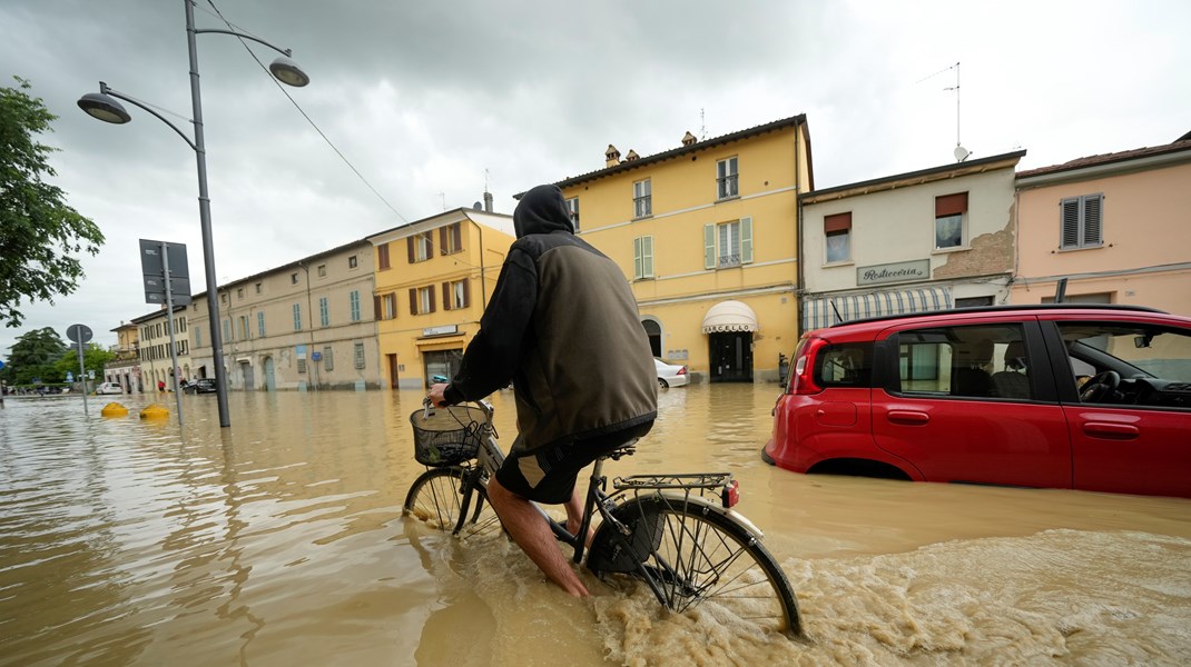 Slik så det ut i nord i Italia på 17. mai. Da hadde regionen opplevd en lang tørkeperiode, og fikk så massive regnskyll som førte til at elvene gikk utover sine bredder. Tusenvis måtte evakuere. Myndighetene koblet flommen til klimaendringer.<br>