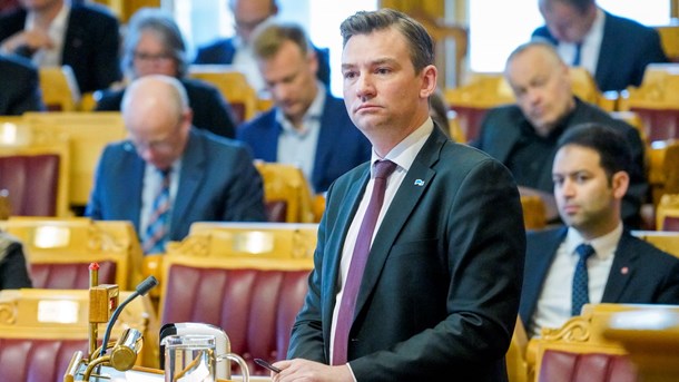 Henrik Asheim (H) roser regjeringen for forslaget om å prøve ut trygdejustert lønn.