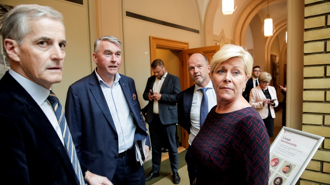 I juni 2020 ble&nbsp;Høyre, KrF og Venstre og Arbeiderpartiet, Fremskrittspartiet og Senterpartiet er enige om midlertidige endringer i oljeskatten, kalt oljeskattepakken. Rapporten trekker krisepakken fram som et eksempel på lobbymakt og interessemakt fra olje- og gassnæringen.&nbsp;Fra venstre: Jonas Gahr Støre (Ap), Trond Helleland (H,) Siv Jensen (Frp) og Ole Erik Almlid, NHO-leder.