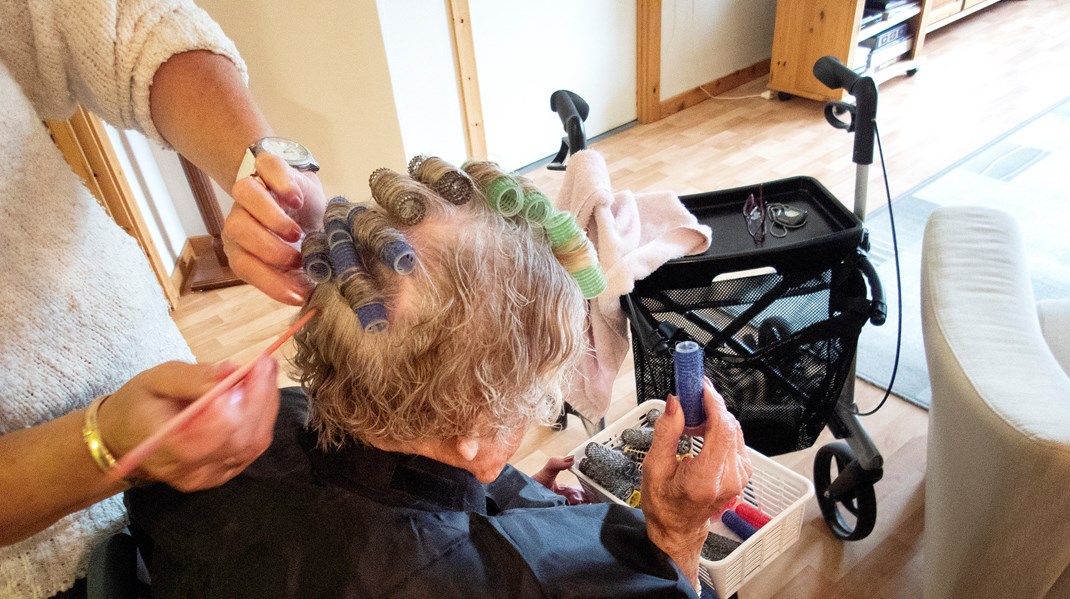 Kan eldre forvente å få hjelp av det offentlige til å krølle håret? Kommunene varsler at folks forventninger til hva vi kan få av velferdstjenester fremover, må justeres ned.