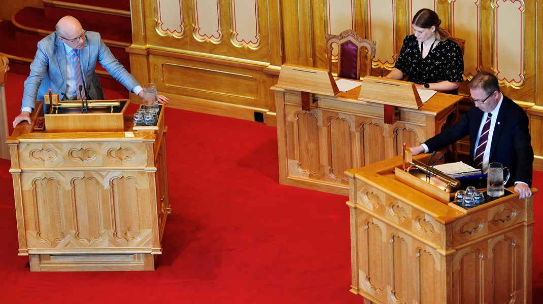 Hårek Elvenes (H) og Bjørn Arild Gram (Sp) under Stortingets muntlige spørretime onsdag.