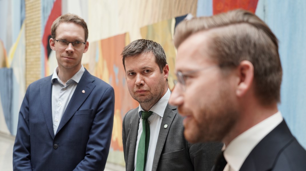 Eigil Knutsen (Ap), Geir Pollestad (Sp) og Sveinung Rotevatn (V) i Vandrehallen på Stortinget etter at de sammen med Pasientfokus ble enige om lakseskatten.