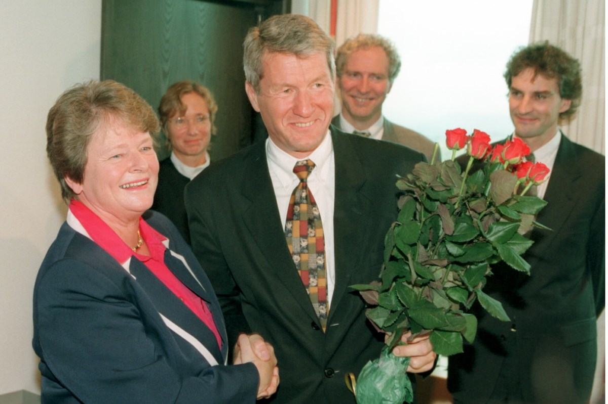 Gro Harlem Brundtland gir statsministermakten videre til Torbjørn Jagland i 1996. I bakgrunnen, Jonas Gahr Støre som da var ekspedisjonssjef for internasjonale saker ved statsministerens kontor.