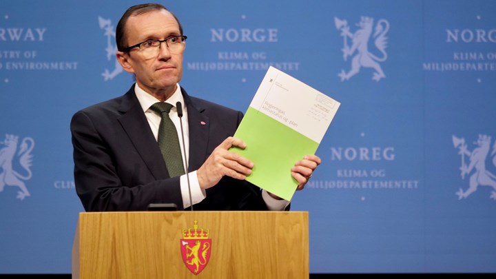 Klima- og miljøminister Espen Barth Eide viser fram første versjon av styringsverktøyet Klimastatus og -plan, også kalt Grønn bok. Han mener det og nye grep i budsjettprosessen har gjort Klima- og miljødepartementet mektigere.