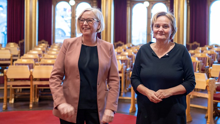 Sps parlamentariske leder Marit Arnstad og Aps parlamentariske Rigmor Aasrud har kritisert Høyre for å ha blitt et uansvarlig opposisjonsparti. 