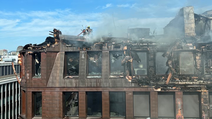 Toppetasjene i Grensen 17 er totalskadd etter brannen søndag kveld. Dette er nabobygget til Altingets redaksjon, som ligger i Grensen 15/Akersgata.&nbsp;