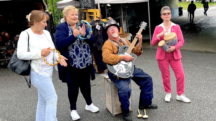 Det lokale Høyre-følget måtte pent finne seg i å bli orkestermusikere for noen minutter. Med på Erna Solbergs valgkampturné i Notodden var fra v. Gunn Marit Helgesen, fylkesordførerkandidat i Telemark, Erna Solberg selv, bluesmusiker Jim Sterling og Anne Mette Gangsøy, ordførerkandidat i Notodden for Høyre. 