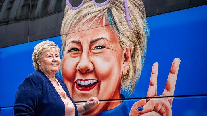 Høyrebussen har rullet seg gjennom hundrevis av kilometer i blå-farger. Erna Solbergs selfie-utholdenhet virker uendelig. 