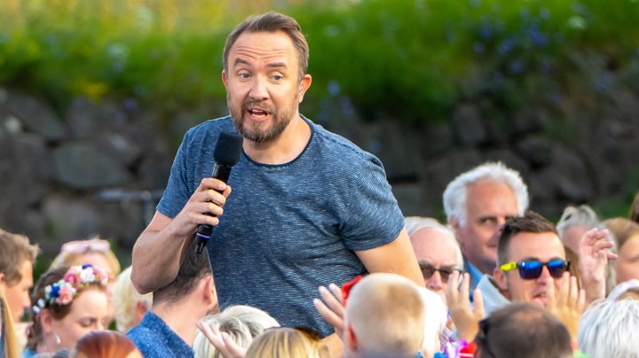 Tidligere fotballspiller, nå TV-personlighet, Bernt Hulsker, har vært med på Allsang på grensen. Neste uke kommer han til Arendal for å snakke om forbrytelse, straff og ADHD.