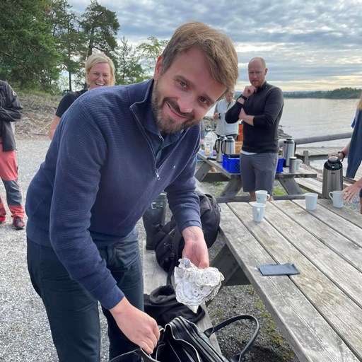 − Denne skal på pulten på kontoret! Jan Christian Vestre er fornøyd med dagens østersfangst.&nbsp;