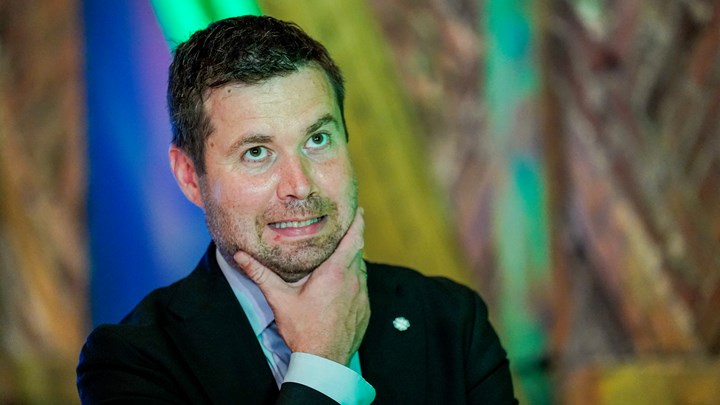 En spent Geir Pollestad til stede under Senterpartiets valgvake. Hvor stort ville fallet til partiet bli?