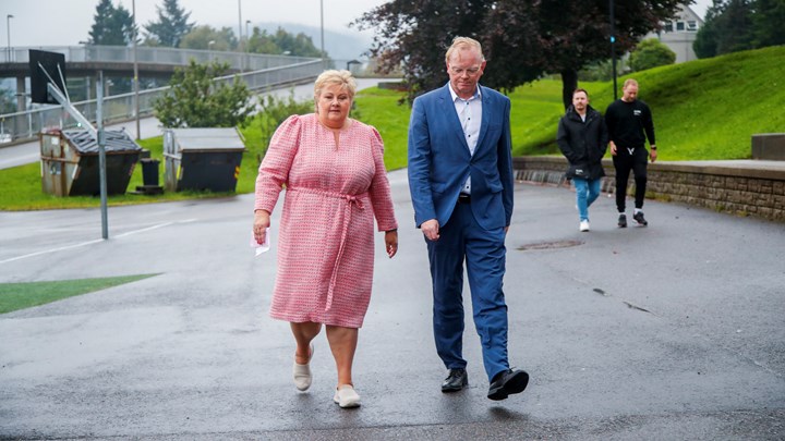 Erna Solberg og Sindre Finnes avla stemme sammen på mandag. På dette tidspunktet skal Solberg ikke har vært kjent med de omfattende aksjehandlene til ektemannen.