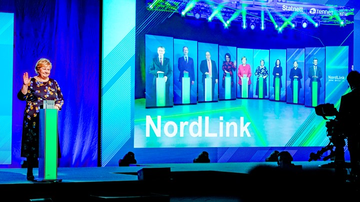 Daværende statsminister Erna Solberg under den offisielle åpningen av Norges første strømutvekslingskabel til Tyskland, Nordlink, i 2021.