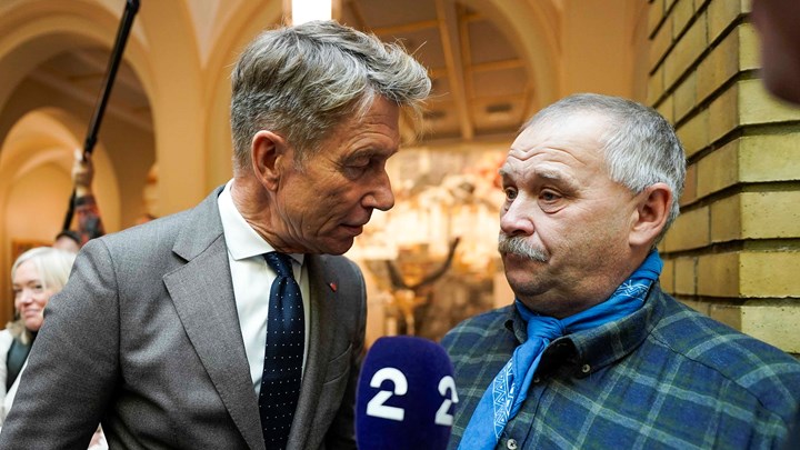 Olje- og energiminister Terje Aasland (Ap)(t.v.) og lederen av Fosen reinbeitedistrikt Terje Haugen mens Fosen-aksjonister demonstrere inne på Stortinget.