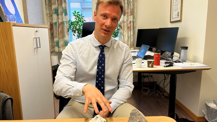 Bård Ludvig Thorheim med mineraler på sitt stortingskontor. Han påpeker at havbunnsmineraler ikke er noe Høyre tar lett på. 