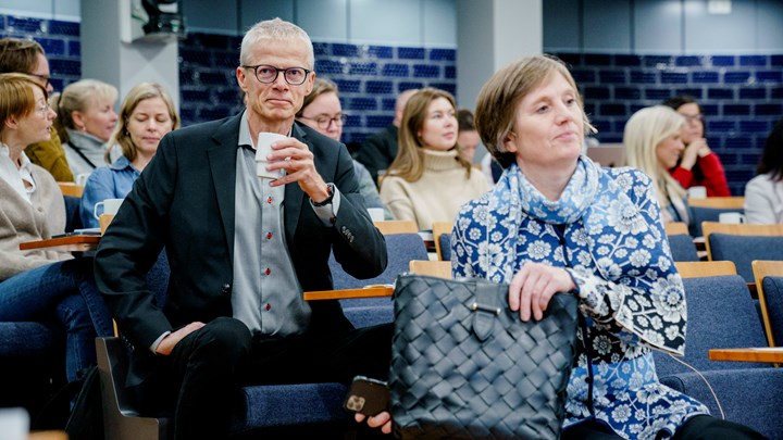 Hans Christian Holte sammen med barne- og familieminister Kjersti Toppe (Sp) før presentasjonen av rapporten og anbefalingene fra ekspertgruppa om barn i fattige familier. 