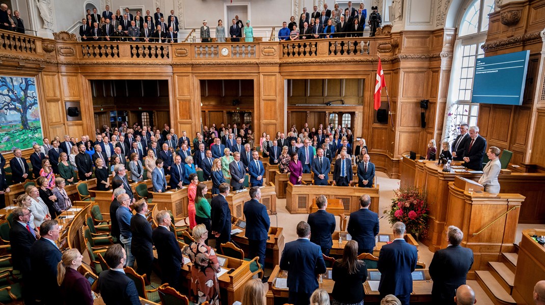 Det danske Folketinget åpnes. Det er hele 17 partier som er representert i Folketinget, inkludert fire partier fra Færøyene og Grønland.&nbsp;
