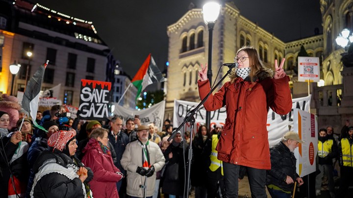 Marie Sneve Martinussen (Rødt) fra helgens Palestina-demonstrasjon. Også tirsdag var det en kraftfull markering utenfor Stortinget under behandlingen av et forslag fra Rødt om anerkjennelse av en palestinsk stat. 