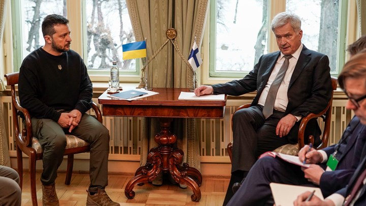 Sauli Niinistö er president i landet som har omtrent like lang felles grense med Russland som det Ukraina har. Han maner til alvor – og investerer i artellerifabrikker. Her i samtale med Volodymyr Zelenskyj under nordisk toppmøte i desember. 