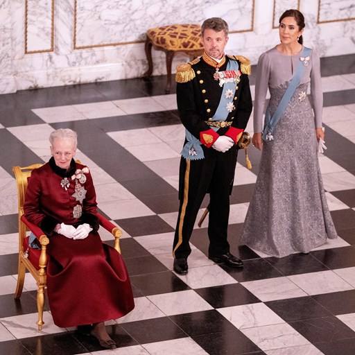 Dronning Margrethe overlater tronen til kronprins Frederik og kronprinsesse Mary, her er de tre avbildet på nyttårsgalla i januar 2023. 