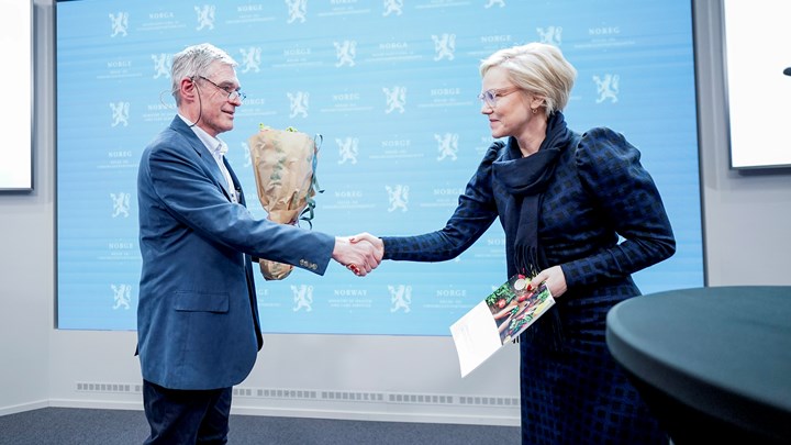 Geir Sverre Braut overleverte ekspertgruppens rapport til helseminister Ingvild Kjerkol og fikk en blomsterbukett i retur.