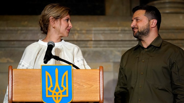 Olena Zelenska og barna flyktet fra Kyiv og levde på flukt i mange måneder. De bor fortsatt ikke sammen, noe Simon Shuster handler om presidentens krav til seg selv om å være en krigshelt. 