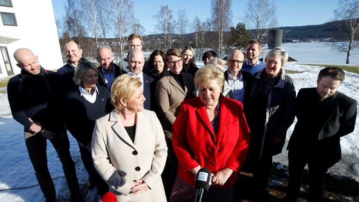 I 2015 var Solberg-regjeringen på Hurdal. Der gikk det i svart og grått for lakeiene, slik at den hvite og den røde fikk skinne i front. 