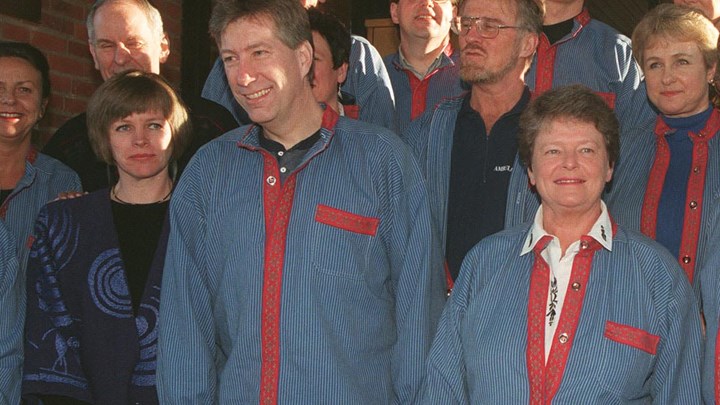 Dette er den siste regjeringen Brundtland, samlet til busserull-foto på Halvorsbøle i 1996. Grete Berget kom i batikkskjorte. 
