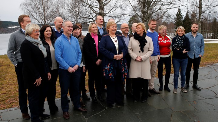 Erna Solbergs første regjering i 2014. De møtte i Frp- og Høyre-blått. Men noen hadde ikke fått beskjed om å legge sportsklærne igjen hjemme. 