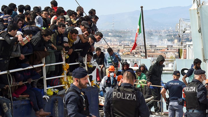 Migranter ankommer Italia i 2023.