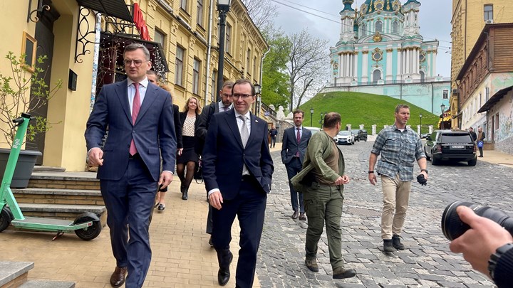 BESØK I KYIV: Forrige uke reiste utenriksministeren til Kyiv, der han blant annet besøkte sin ukrainske utenriksministerkollega Dmytro Koleba.