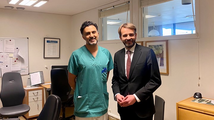 Inne på et kontor fant helseministeren TV-kjendis Wasim Zahid, som jobber som hjertelege på Drammen sykehus.