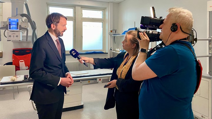 Ingen statsrådsbesøk uten pressen til stede. TV 2 var blant dem som fulgte helseministerens besøk på Drammen sykehus.