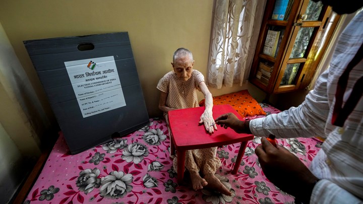 Valet tek seks veker. Det er eit verdsmeisterskap i organisering. Her får 89-år gamle Rubi Paul stemme heime. 