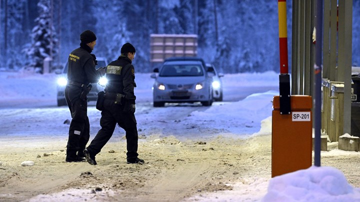 Finske grensevakter voktet grenseovergangen mot Russland i desember.