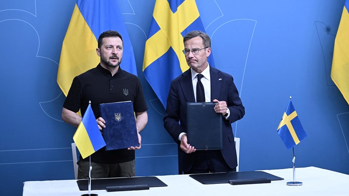 Lederne av to land med blått og gult flagg signerte en ny sikkerhetsavtale, Volodymyr Zelenskyj og Ulf Kristersson. 