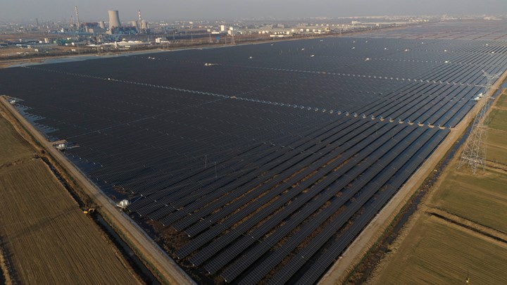 Kina er verdensledende på fornybar energi. Her fra en kinesisk solpark i Shandong provinsen.