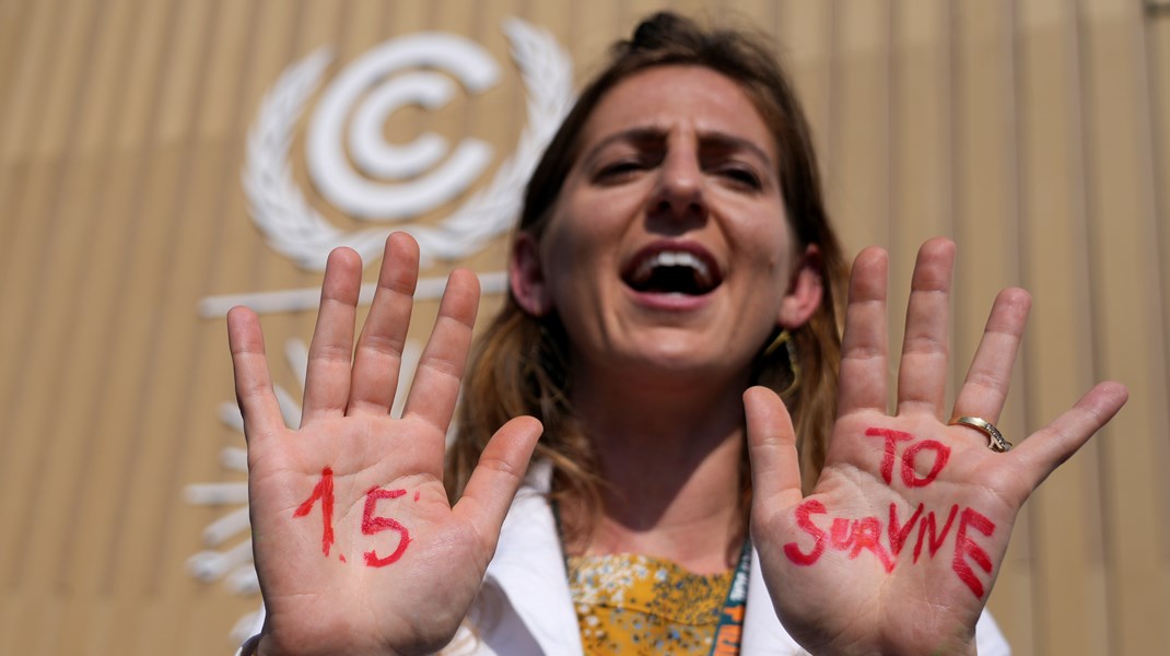 Klimademonstranter ropte "one point five to survive" utenfor lokalet der klimatoppmøtet COP27 finner sted i Sharm el-Sheikh i Egypt. 1,5-gradersmålet er under press på klimatoppmøtet, ifølge flere aktører. Nå jobber en rekke land hardt for å redde det.